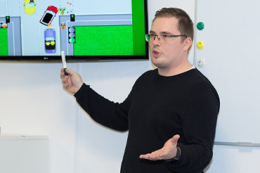 Fahrlehrer erklärt Verkehrssituationen im Theorieunterricht